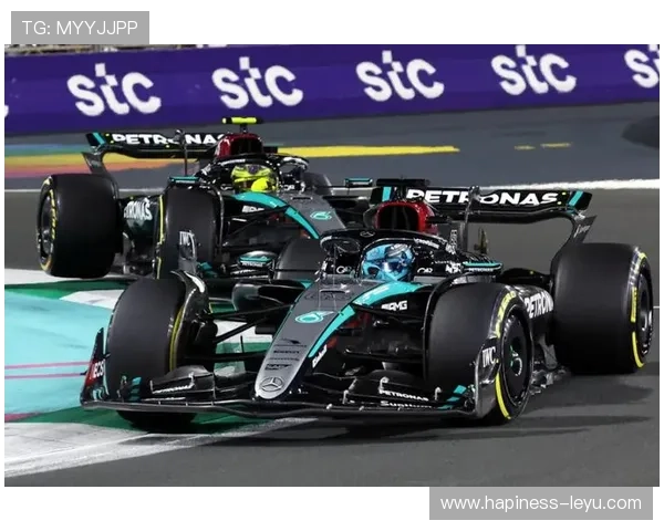 F1赛季最新动态揭晓各车队争冠形势与赛程变化分析 F1赛季最新动态揭晓各车队争冠形势与赛程变化分析