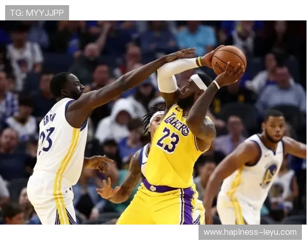 NBA最新动态:詹姆斯带领湖人逆袭勇士 史诗级比赛引发球迷热议 NBA最新动态:詹姆斯带领湖人逆袭勇士 史诗级比赛引发球迷热议